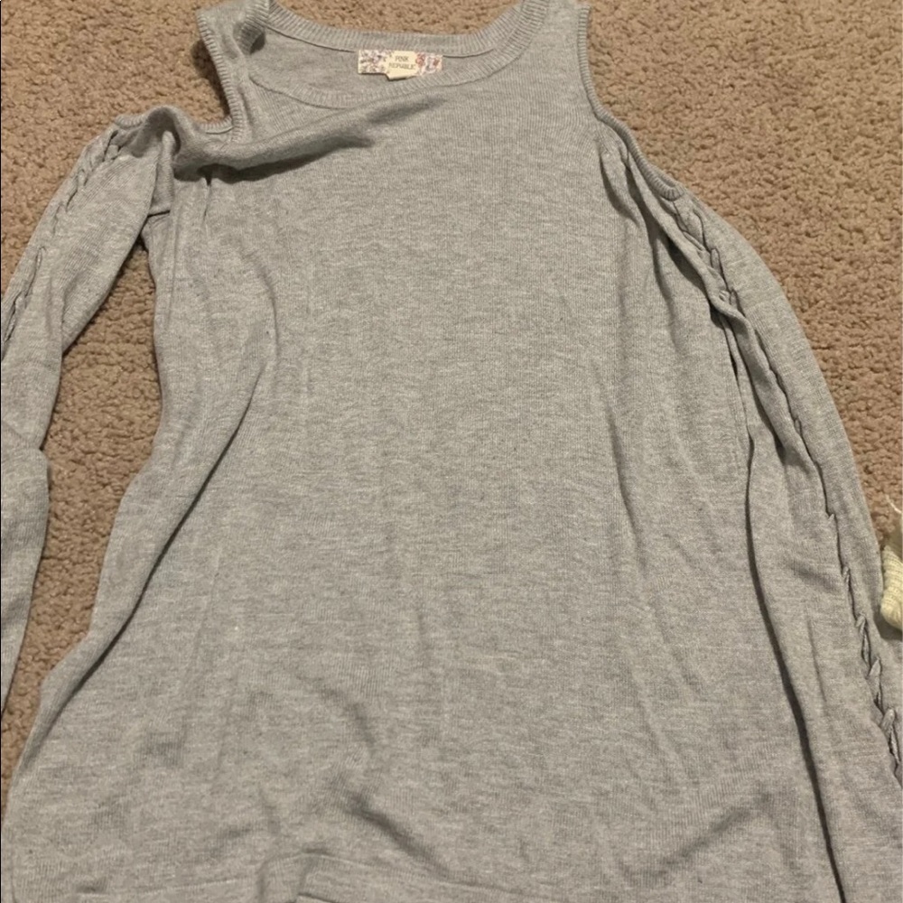 Gray long sleeve shirt